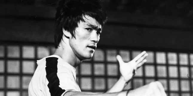 Wah, Bruce Lee 'Reinkarnasi' Jadi Bartender? Wah, Bruce Lee 'Reinkarnasi' Jadi Bartender?