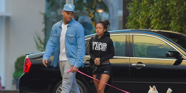 Biar Hubungan Hot, Chris Brown Sering Phone Sex Bareng Pacar! Biar Hubungan Hot, Chris Brown Sering Phone Sex Bareng Pacar!