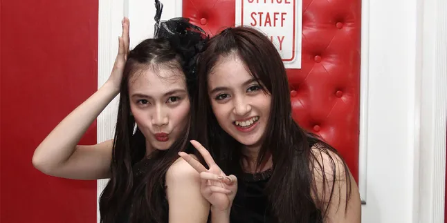 Wah, Nabilah JKT48 Makan Sandal?