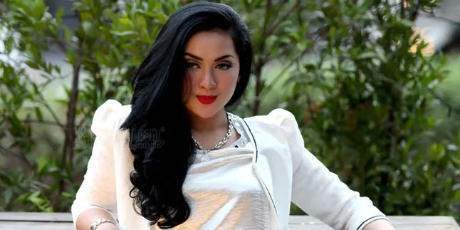 Wah Parah, Syahrini Buat Lagu Hiara Cleopatra Nggak Laku Wah Parah, Syahrini Buat Lagu Hiara Cleopatra Nggak Laku