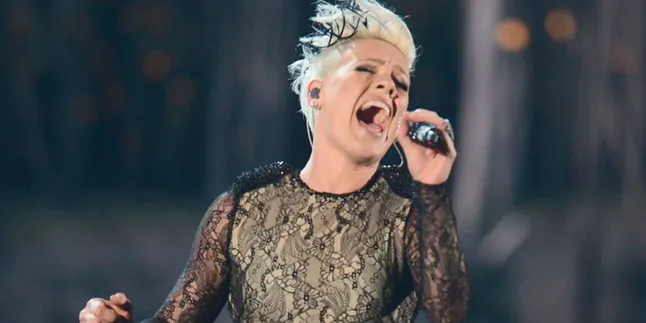 Wah, Pink 'Selingkuh' Dengan Travis Barker!