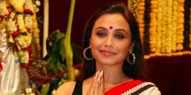 Wajah Bahagia Rani Mukherjee Kala Main Layang-Layang Wajah Bahagia Rani Mukherjee Kala Main Layang-Layang