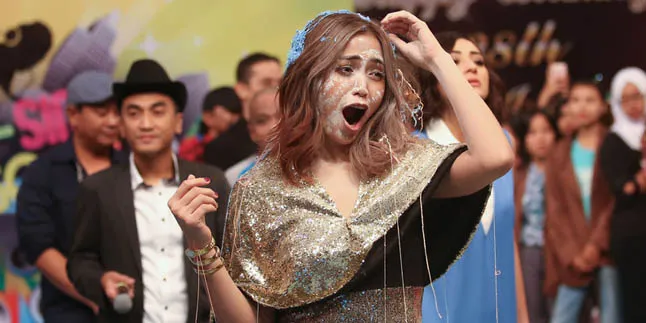 Wajah Blepotan, Jessica Iskandar Cabut Naik Motor