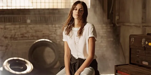 Wajah Cantik & Kaki Jenjang Kaia Gerber di Photoshoot Terbaru Wajah Cantik & Kaki Jenjang Kaia Gerber di Photoshoot Terbaru