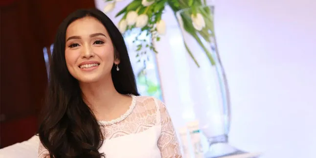 Wajah Kamu Berjerawat? Simak Tips Ampuh Dari Tya Arifin Ini!