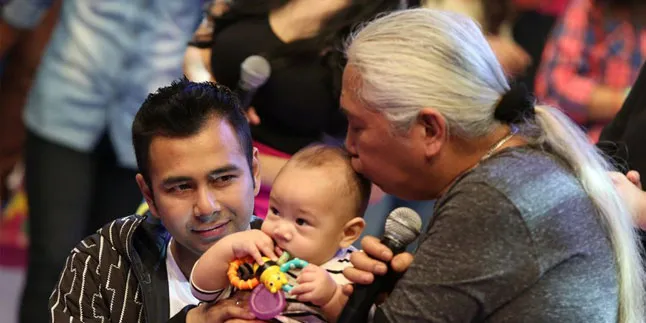 Wajah Lempeng Rafathar Saat Disuapi, Bikin Gemas