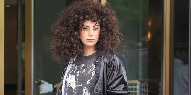 Wajah Pucat & 'Tanpa' Alis, Masihkah Lady Gaga Cantik?