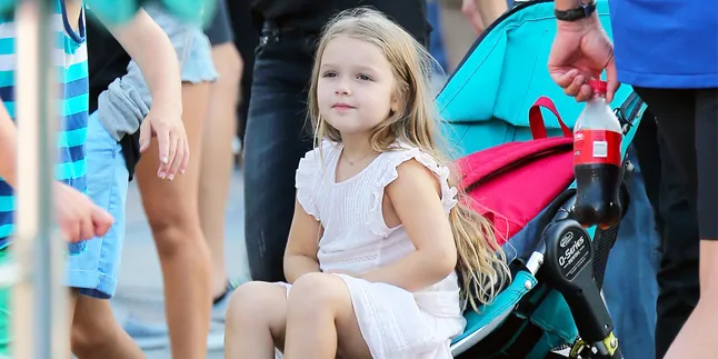 Wajah Seru Harper Beckham Saat Naik Roller Coaster, Nggemesin! Wajah Seru Harper Beckham Saat Naik Roller Coaster, Nggemesin!