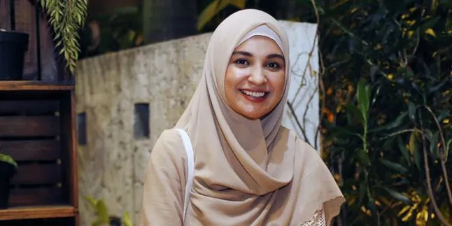 Wajahnya Terpampang di Badan Pesawat, Shireen Sungkar Senang Tapi Malu