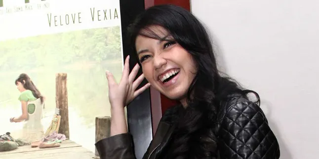 Waktu Luang Dorong Velove Vexia Jadi Penulis