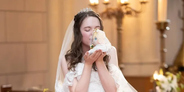 Wanita Asal Prancis Ini Pilih 'Menikah' dengan Karakter Mami Nanami