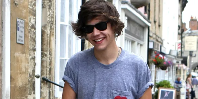 Wanita Ini Ketahuan Pinjam Baju Harry Styles? Wanita Ini Ketahuan Pinjam Baju Harry Styles?