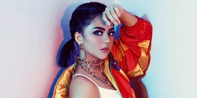 Warna-Warni, Jenita Janet Tampil Dengan Gaya Kekinian di Pemotretan Terbaru!