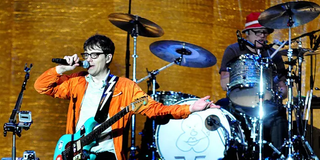 Ada 'AKB48' di Konser Weezer di Jakarta!