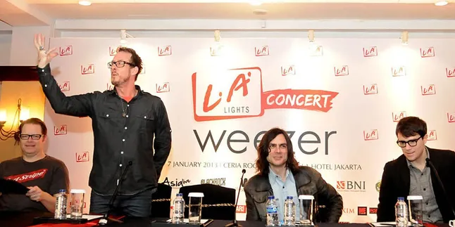 Weezer Tampil, Awan Hujan Berarak Menjauh