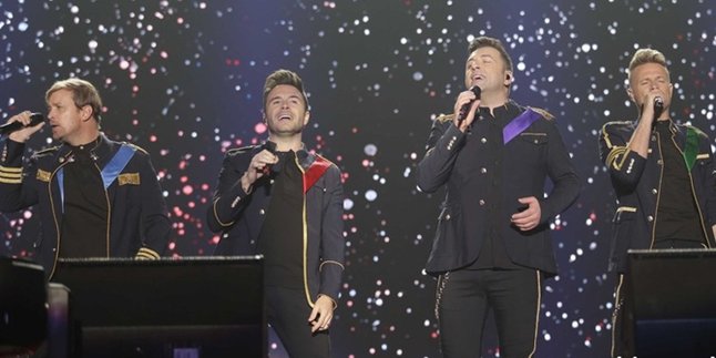 Westlife Ajak Bernyanyi dan Peluk Satu Fans Sepanjang Lagu di Atas Panggung!