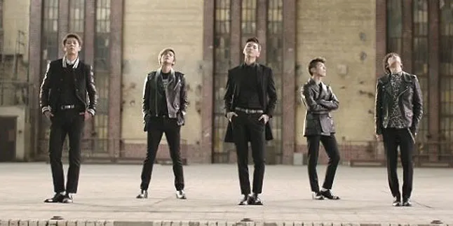 'What Am I to You?', History Lebih Gelap dan Dewasa di Berlin