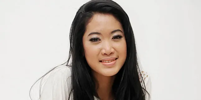 Widy Vierra Sibuk Jualan Merchandise