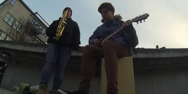 Wonderwall, Lagu Dari Musisi Jalanan Ini Bikin Harimu Adem