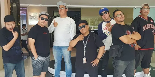 Wong Pitoe Jadi Manusia Purba di Video Klip 'Dialah Dia' Wong Pitoe Jadi Manusia Purba di Video Klip 'Dialah Dia'