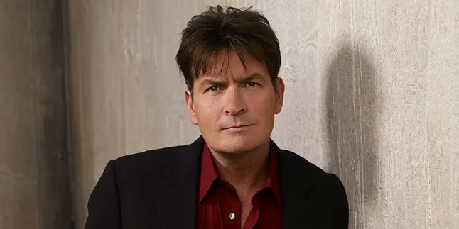 Wow, Charlie Sheen Kebut-Kebutan di Rumah!