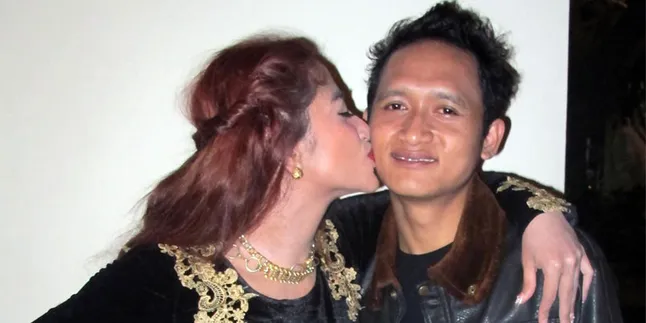 Wow! Dewi Perssik Cium Pengamen Jalanan