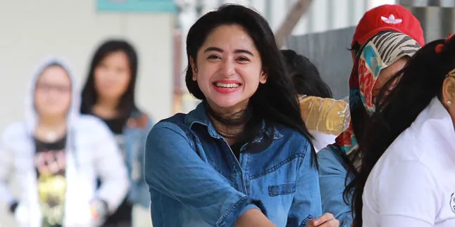 Wow, Dewi Perssik Larang Orang Merokok Dengan Foto Menggoda Wow, Dewi Perssik Larang Orang Merokok Dengan Foto Menggoda