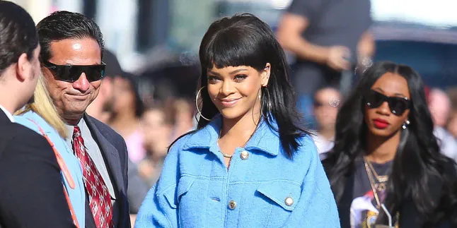 Wow! Dress Kuning Rihanna di Met Gala Dibuat Selama 2 Tahun