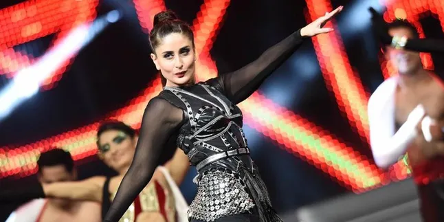 Wow, Kareena Kapoor Pamer Punggung Super Seksi Wow, Kareena Kapoor Pamer Punggung Super Seksi