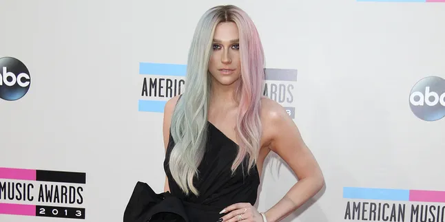 Wow, Kesha Pamerkan Style Baru Dengan Tato Misterius