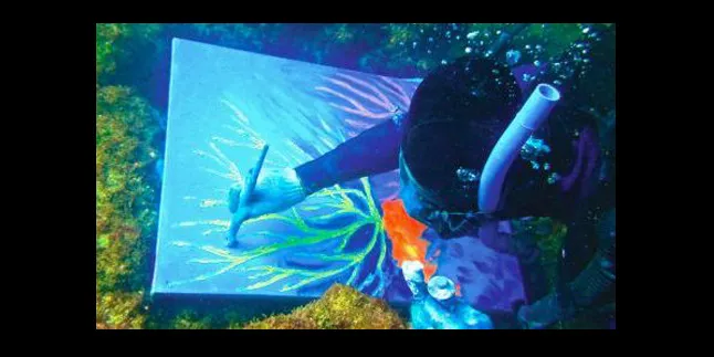 Wow, Lukisan Ini Dibuat di Dalam Air!