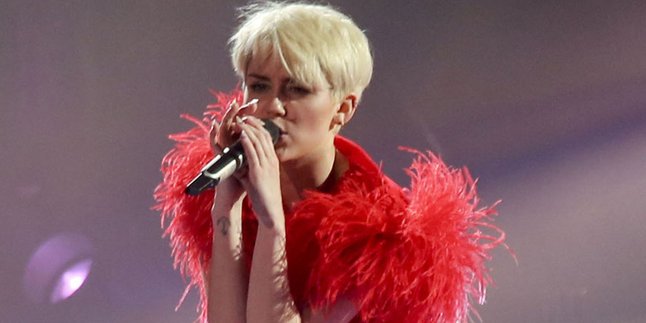 Wow! Miley Cyrus Cium Katy Perry di Bangerz Tour