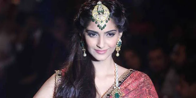 Wow! Seksinya Sonam Kapoor Berbalut Kain Pink