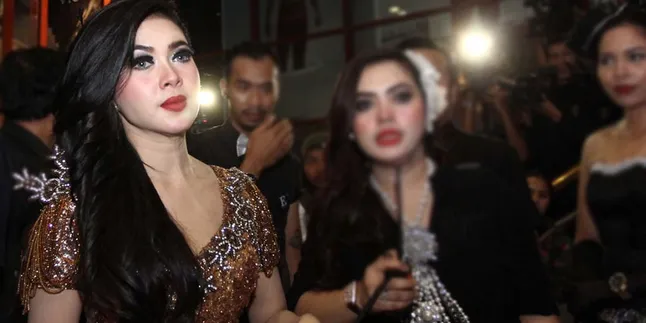 Wow, Syahrini Borong Hermes di Perancis!