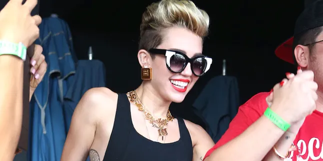 'Wrecking Ball' Miley Cyrus Jawarai Chart iTunes Inggris