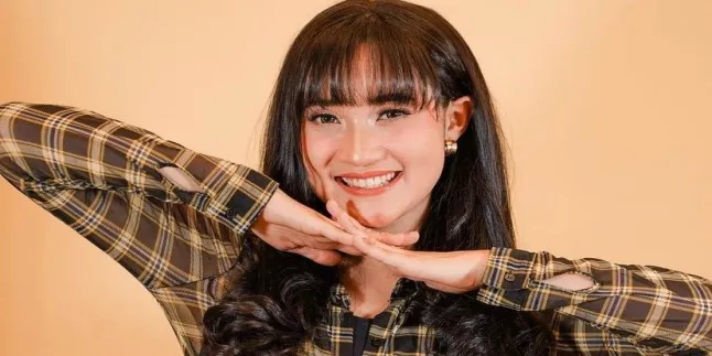 Yeni Inka, Pedangdut Yang Kini Terlihat Semakin Glowing Dan Selalu Berpakaian Sopan Saat Tampil Yeni Inka, Pedangdut Yang Kini Terlihat Semakin Glowing Dan Selalu Berpakaian Sopan Saat Tampil