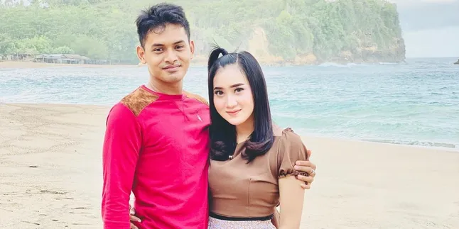 Yeni Inka Umrah Bareng Suami, Bulan Madu di Tanah Suci