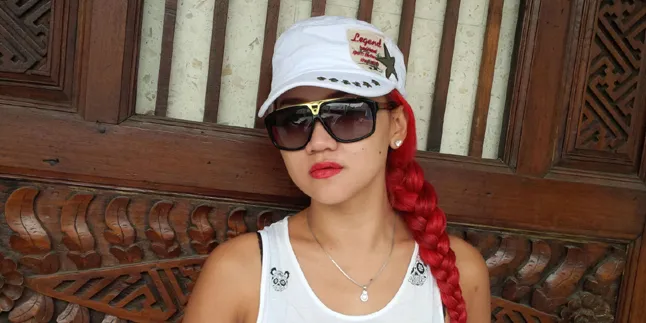 Yenny Anggraeny Sudah Kembali Tanggalkan Jilbabnya Yenny Anggraeny Sudah Kembali Tanggalkan Jilbabnya