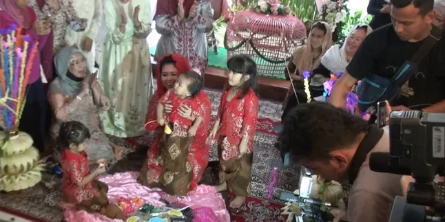 Yenny Wahid Gelar Acara Turun Tanah