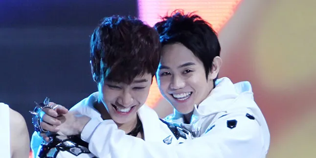 Yoseob dan Kikwang Bersaing Abs