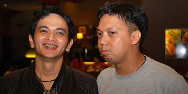 Yosi Project Pop Antri Foto di Banner Konser Pet Shop Boys