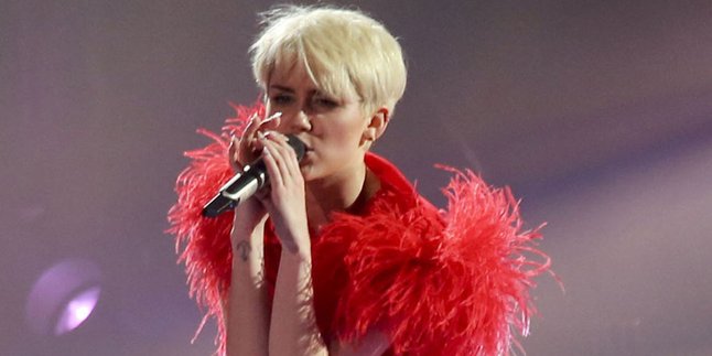 Yucks! Miley Cyrus Menaruh 'Thong' di Mulutnya