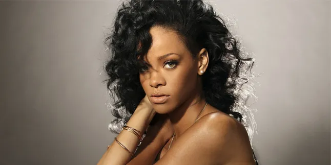 Yuk Intip Aksi Rihanna Saat Bergoyang Ala Stripper Seksi!