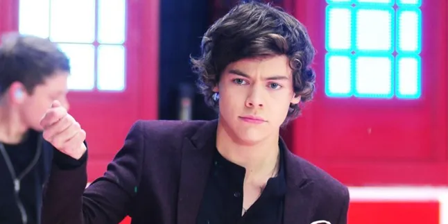 Yuk Intip Gaya Harry Styles Sebagai Best Man Pernikahan! Yuk Intip Gaya Harry Styles Sebagai Best Man Pernikahan!