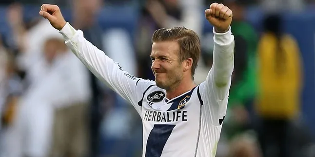 Yuk Intip Gaya Putra David Beckham Saat Mengasuh Bayi!