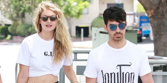 Yuk Intip Kencan Seru Gigi Hadid - Joe Jonas ke Disneyland! Yuk Intip Kencan Seru Gigi Hadid - Joe Jonas ke Disneyland!
