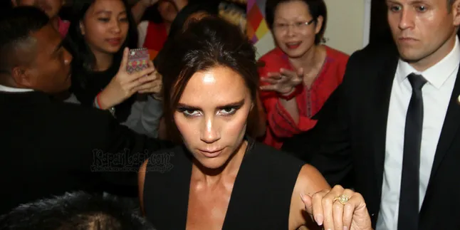 Yuk Kita Bedah Fashion Victoria Beckham Saat Kunjungi Jakarta!