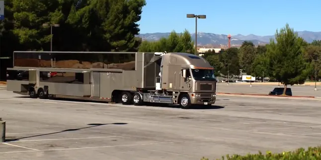 Yuk Masuk ke Dalam Rumah Mobil Will Smith, Dijamin Ngiler!