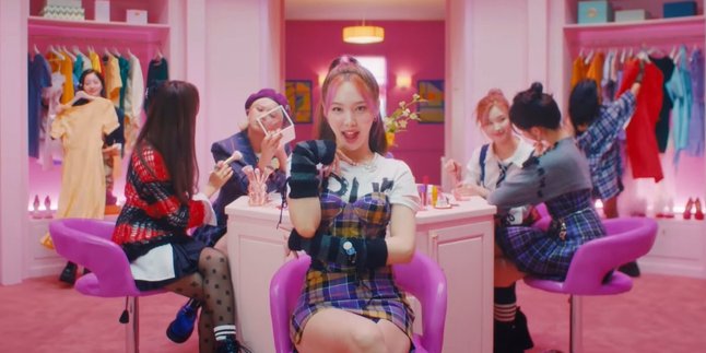 Let's Take a Look at TWICE Members' 9 Outfits in the MV 'The Feels' with a School Uniform Theme, Their Charm Still Fits as Teenagers!