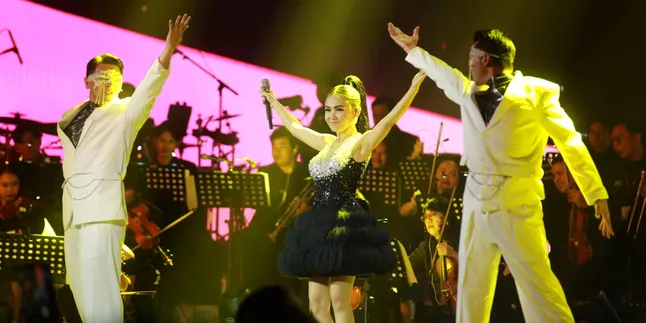 Yuni Shara Rayakan 35 Tahun Karier Lewat Konser Tunggal Perdana "3553 Concert" di Istora Senayan Yuni Shara Rayakan 35 Tahun Karier Lewat Konser Tunggal Perdana "3553 Concert" di Istora Senayan